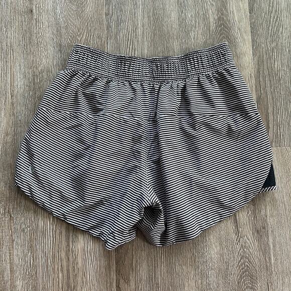 Lululemon Go The Distance 4" Short Reversible Size 6 - Picture 8 of 8